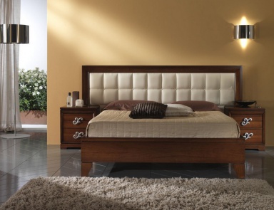 Bed with high headboard, at the stilema stand