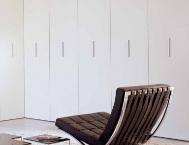 A chair without armrests, Clei