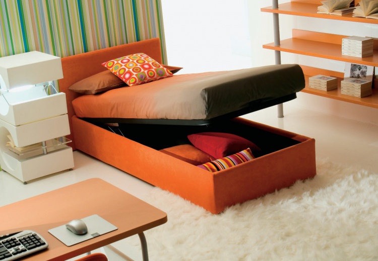 The bed is from Italian manufacturer, Di Liddo & Perego