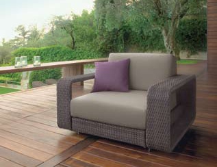 Seat on low legs, Roberti Rattan