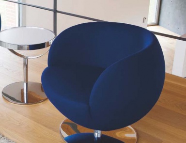 Armchair with a curved backrest, Tonon