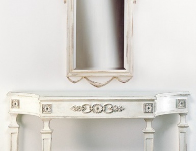 The console on high legs, Spini