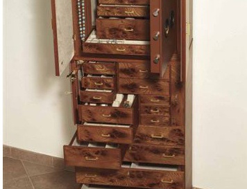 A chest of drawers for jewelry, Agresti