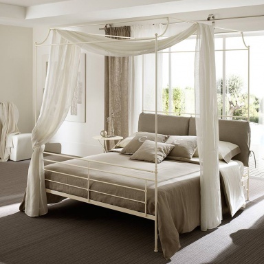 A four-poster bed Ciro