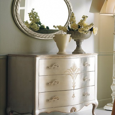 A chest of drawers Com? con pittura Aida