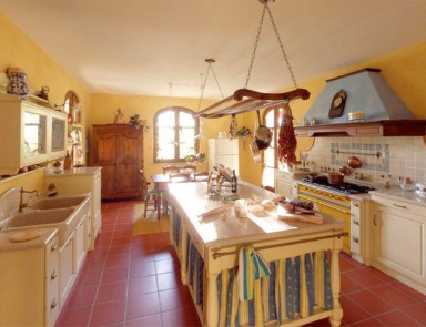 Kitchen with enclosure made of wood and marble Melograno 3, Arcari