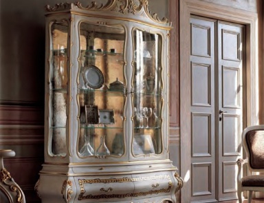 Showcase on figured legs Bakokko