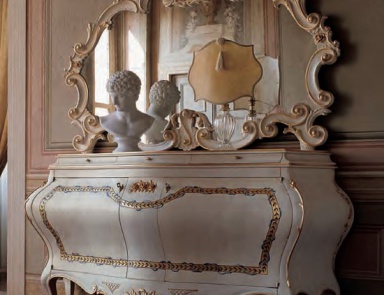 A chest of drawers on high legs, Bakokko