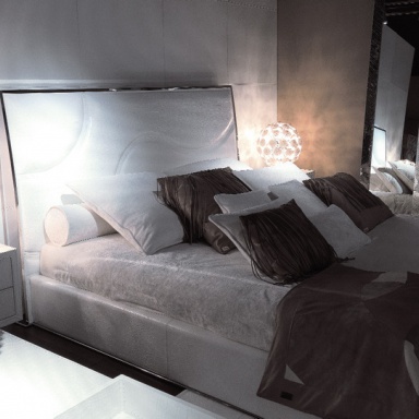 Bed with soft back Riflesso