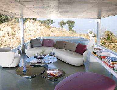 The sofa is modular, Ovalis - Roche Bobois