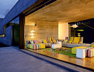 The sofa is modular, Voyage Immobile - Roche Bobois