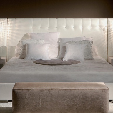 Bed with high headboard Damasco