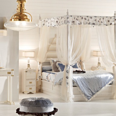 A four-poster bed Galeone
