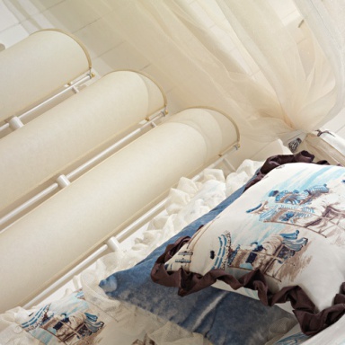 A four-poster bed Galeone