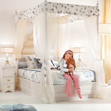 A four-poster bed Galeone