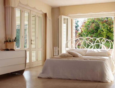 Daniel has a double bed, Cantori