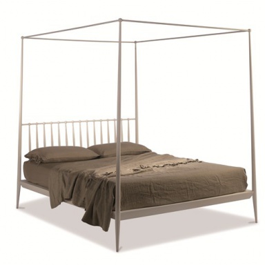 A four-poster bed Urbino