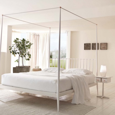 A four-poster bed Urbino