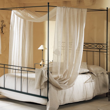 A four-poster bed Sirolo
