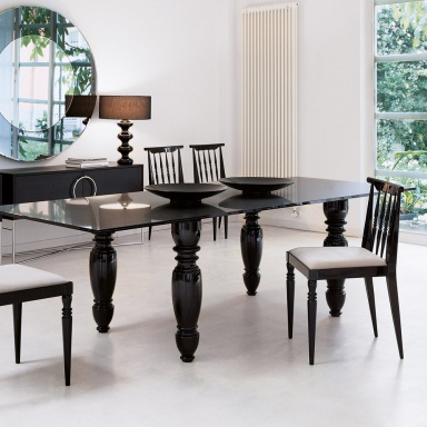 Yago dining table