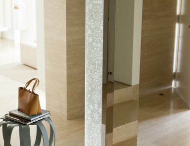 Grimilde mirror in a frame of solid wood, Porada