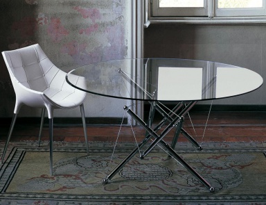 The 713/714 dining table on a metal frame, Cassina
