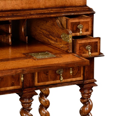 Cabinet for TV William and Mary