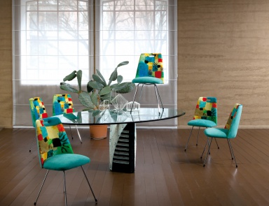 A chair upholstered in Kelly, Il Loft