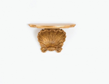 The console is made of solid wood, Chelini