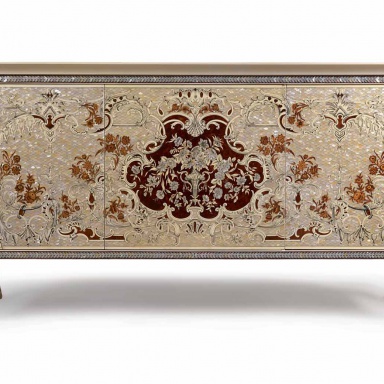 A chest of drawers on small feet W017