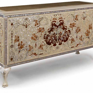 A chest of drawers on small feet W017