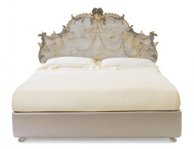 Double bed with wooden headboard, Roberto Giovannini