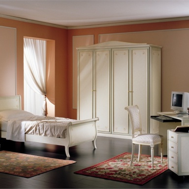 the Linda chair Sedia