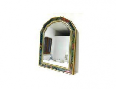 The mirror in the frame, Avenanti