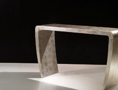 The console is rectangular, Spini