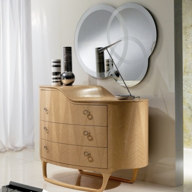 A chest of drawers CO13