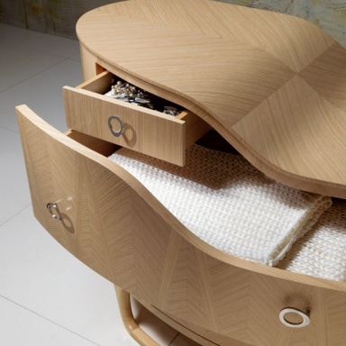 A chest of drawers CO13