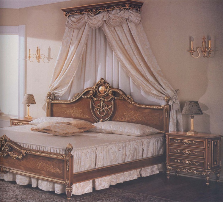 Double bed with canopy, Mice