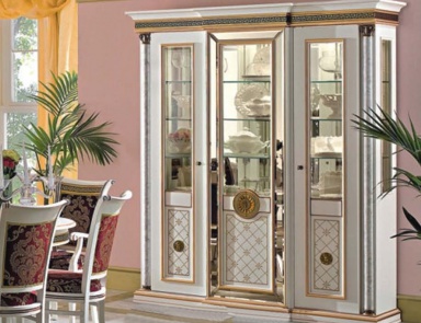 Showcase a three-door Zeus, Maronese