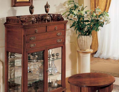 Showcase 2-x wing with hand-carved Tiepolo, Arve Style