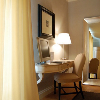 Master bedroom (set for hotel room) Glamour